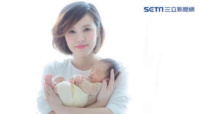 女主播塞奶太嚴重⋯老公女兒埋胸共吸