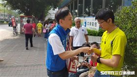 新北市議員參選人葉元之中華電信門口拉票 團隊提供