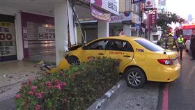 不甩499! 計程車直衝 險撞電信行