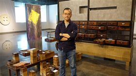 廖乾杉養生術雕塑個展（1）台中市屯區藝文中心即日起至6月3日舉辦「養生術－廖乾杉個展」，藝術家廖乾杉以父親留下的收藏品重新創作，希望透過作品詮釋面對老病與放不下的恐懼。（台中市屯區藝文中心提供）中央社記者蘇木春傳真　107年5月14日