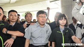 台北市長柯文哲專案報告與大灣北段居民抗議發生推擠。 （圖／記者林敬旻攝）