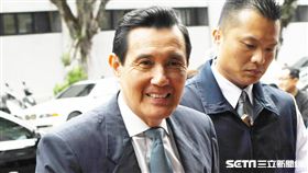 馬英九高院出庭前總統馬英九（前）涉洩密等案遭北檢起訴，一審獲判無罪，高院二審30日開庭，馬英九由隨扈陪同準時到庭。中央社記者施宗暉攝  107年3月30日