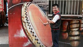 立體彩繪超逼真　忍不住想敲一下新北市新莊鼓藝源自清代與日治時期，當地仁愛里以彩繪牆面保留新莊歷史悠久的擊鼓文化，立體視覺效果讓人忍不住想拿起鼓棒敲一敲。（新北市民政局提供）中央社記者黃旭昇新北市傳真　107年5月14日