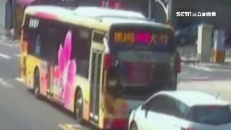 公車司機心肌梗塞突昏迷　撞對向轎車