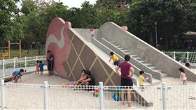 中市冰淇淋球甜筒溜滑梯　可愛吸睛台中市西屯區福星公園內打造粉紅色冰淇淋球甜筒造型的溜滑梯，運用餅皮錐形的斜角設計為溜滑梯道，造型可愛吸睛，成為小朋友最愛。（台中市政府提供）中央社記者趙麗妍傳真　107年5月13日