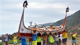 蘭嶼拼板舟領航　香港綠舟將勇闖黑潮香港龍舟師傅胡梓康為助蘭嶼「阿文」林正文拯救蘭嶼環境，特別打造一艘「綠舟」，13日清晨將在蘭嶼拼板舟（圖）領航下，勇闖黑潮航向蘭嶼。中央社記者盧太城台東攝　107年5月12日