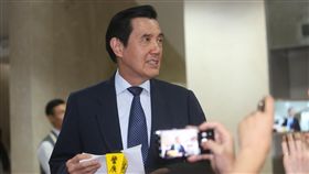 馬英九結束庭訊發表聲明（2）台北地檢署偵辦國民黨三中黨產案，27日再次傳喚前總統馬英九出庭應訊，傍晚馬英九離去前對外發表聲明，中途一度被路過民眾出聲干擾，馬英九轉頭朝聲源處望去。中央社記者吳家昇攝　107年4月27日