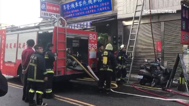 4樓火警1樓不開門！警消克難架梯救