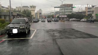 待轉區像停車格　他誤停收9百元罰單