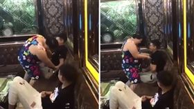 酒店對於大部分男子是應酬、尋歡的天堂，但有一名男子到酒店卻完全開心不起來，因為他被一名豐腴的小姐「騎」上去，嚇得呼喊「媽！快來救我，我真的好害怕」。其他網友看到後，紛紛笑虧「老婆派來的啊！」（圖／翻攝自爆廢公社）