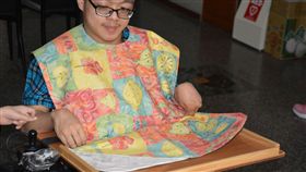 發揚百家布文化　大學生設計身障用餐圍兜建國科技大學商業設計系學生以百家布文化為出發點，結合公益及文創，幫彰化慈愛教養院身障院生設計吃飯用圍兜，讓行動不便的院生方便用餐。中央社記者吳哲豪彰化攝　107年5月15日