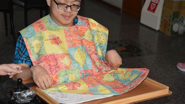 發揚百家布文化　大學生設計身障圍兜