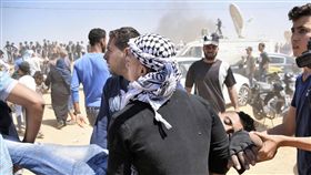 加薩衝突  場面火爆巴勒斯坦抗議群眾14日在加薩東部幫忙運送一名遭以色列軍隊開槍擊中的男子。（共同社提供）中央社  107年5月15日