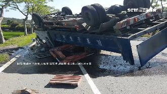 轎車突跨中線衝撞　大貨車急閃慘翻車