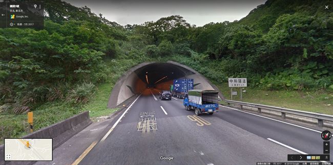 國道大塞車　三寶竟在隧道內倒退嚕