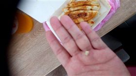 吃鍋貼吃到藥丸，竟是老闆找不到的瀉藥。（圖／翻攝爆怨公社）