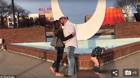 媽媽被求婚，兒子在一旁脫褲放尿。（圖／翻攝Daily Mail）