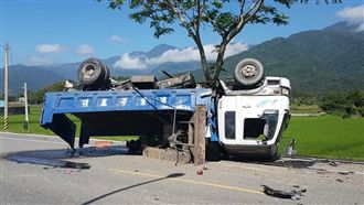 三寶轎車跨車道撞翻貨車　駕駛無奈