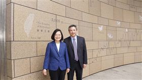 蔡英文總統參觀AIT內湖新館。（圖／翻攝AIT臉書)