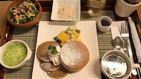 月子餐也太豪華！一名外國媽媽到日本一間私立醫院生產後，醫院提供的月子餐相當豐盛，就連擺盤都有下工夫。不少網友看到後，紛紛跪求醫院地點，還搞笑說「根本就不想出院了！」（圖／翻攝自Imgur）