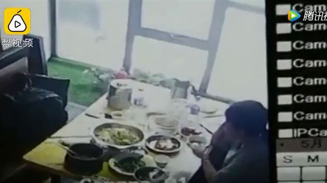 吃飯天花板滴液體　竟是鼠屍流口水