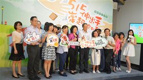 國際家庭日 鍾欣凌分享育兒經教育部15日舉辦「515伸出手，牽起你和我！515國際家庭日」記者會，邀請藝人鍾欣凌（右前2）倡導社會大眾對家庭的重視。中央社實習記者韋可琦攝 107年5月15日