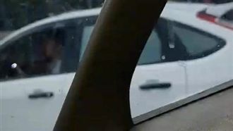 獨／疑行車糾紛　男國道亮電擊棒示威