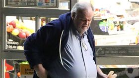 準王子妃梅根父親湯瑪士才說不出席女兒婚禮，才過1天就反悔。（圖／翻攝自微博）