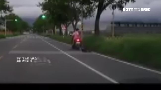 騎車拖狗害跛腳還丟包　影片引痛批