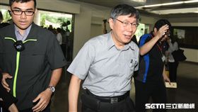 台北市長柯文哲專案報告與大灣北段居民抗議發生推擠。 （圖／記者林敬旻攝）