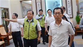 澎湖垃圾問題　李應元：機械生物處理再利用環保署長李應元（前右）15日到澎湖視察垃圾轉運站，明確表示不會蓋焚化爐，將在半年內興設機械生物處理，將垃圾轉化為衍生燃燒，徹底解決澎湖委外處理垃圾問題。前左為澎湖縣長陳光復。中央社　107年5月15日