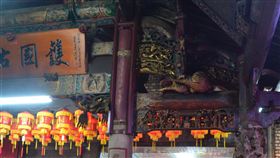 新北金山市地重劃　提升觀光競爭力新北市金山區市地重劃開發工程11日動工，將串聯公園與金山老街周邊，盼提升金山地區觀光競爭機能。圖為金山老街慈護宮媽祖廟的遊客。中央社記者黃旭昇新北攝　107年4月11日