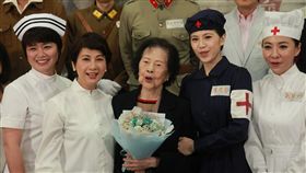 大愛電視台新戲智子之心停播引熱議大愛電視台新戲「智子之心」播出2集後決定停播，引發外界熱議。圖為演員嚴藝文（前排左起）、大愛電視台總監葉樹姍、故事主角林智惠、演員廖苡喬及劉致妤日前出席記者會合影。（大愛電視提供）中央社記者江佩凌傳真　107年5月15日