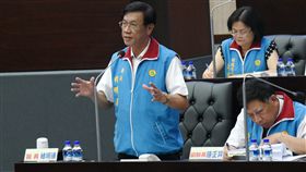 南投研議獎勵措施　爭取醫學中心進駐南投縣無醫學中心等級的大型醫院，急重症病患需外送鄰近縣市，影響縣民就醫權益，南投縣長林明溱（前左）表示，將研議相關獎勵措施，爭取醫學中心等級醫院進駐南投。中央社記者蕭博陽南投攝　107年5月15日