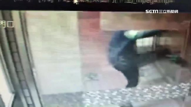 涉竊被公布照片　男不滿狠踹社區大門
