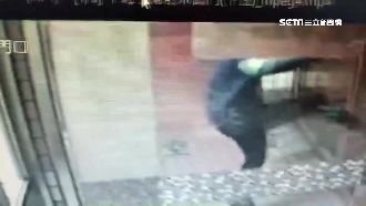 涉竊被公布照片　男不滿狠踹社區大門