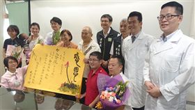 心跳停止60分鐘　雲林醫消救回一命患有心臟疾病的雲林陳姓民眾（後排左5）日前在一場活動中昏倒OHCA（到院前無心肺功能），心跳停止60分鐘後被救回一命，他15日在家人陪同下前往台大醫院雲林分院，感謝醫院及雲林縣消防局救護員，為雲林發揮「生命之鏈」急救增添佳話。中央社記者葉子綱攝　107年5月15日