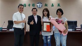 美女校護熱心救人　獲頒護理之光嘉義市民族國小護理師林沛錤（右2）在校外熱心救護車禍受傷民眾，獲全國護理師公會頒發「護理之光」獎項，並獲選嘉義市107年模範公務人員，15日由市長涂醒哲（左2）頒獎表揚。（嘉義市府提供）中央社記者江俊亮傳真　107年5月15日