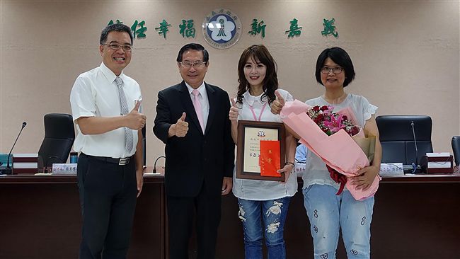 美女校護雨中救人　獲頒護理之光