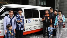 子女賀老爹生日禮金　李文通轉贈復康巴士新北市府社會局15日表示，板橋區體育會常務理事李文通（右4）將子女致贈的生日禮金，轉為捐贈復康巴士給市府，造福身障者和失能長輩。（新北市府提供）中央社記者黃旭昇新北市傳真　107年5月15日
