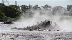 屏東萬丹泥火山噴發　農田受損（1）屏東萬丹鄉泥火山15日清晨噴發，直到下午仍在噴發中，造成附近農田受損。縣政府表示，泥火山造成的農損可以申請天然災害補助。中央社記者郭芷瑄攝　107年5月15日
