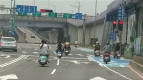 屁孩這樣載人家寶貝女兒 網友酸：小朋友覺得這樣很屌（圖／翻攝自爆料公社）