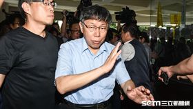 回應民進黨徵召北市長人選，台北市長柯文哲被媒體團團圍繞。 （記者林敬旻攝）