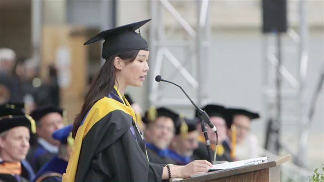 柏克萊致詞　台灣女碩士手上湯匙是？