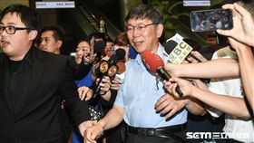 回應民進黨徵召北市長人選，台北市長柯文哲被媒體團團圍繞。 （記者林敬旻攝）