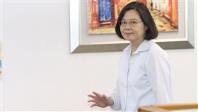 總統蔡英文出席民進黨中常會民進黨16日在中央黨部舉行中常會，兼任黨主席的總統蔡英文出席，向守候的媒體揮手致意。中央社記者鄭傑文攝　107年5月16日