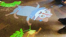 逢甲夜市花博吉祥物投影吸引遊客目光。圖片來源：台中市政府