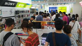 搶辦499　中華電天母門市湧人潮電信業限時499吃到飽引爆申辦熱潮，中華電信天母門市13日一早就湧入大批拿號碼牌的民眾，等候申辦。中央社記者施宗暉攝　107年5月13日