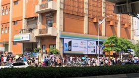 搶辦499吃到飽　中華電信門市湧人潮（3）電信三雄祭出新台幣499元吃到飽方案，限時7天擴大全民申辦，12日各地中華電信門市仍湧入大批申辦民眾，一早就大排長龍。圖為中華電信內湖服務中心。中央社記者王飛華攝　107年5月12日