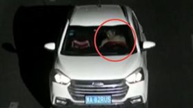 滴滴司機劉振華被監視器拍下赤裸開車載著空姐。（圖／翻攝央視）